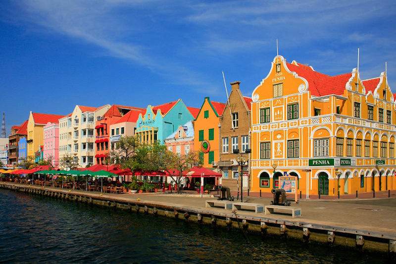 kleurrijke koloniale architectuur van Willemstad