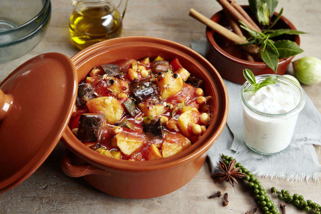 Recept: Oosterse aardappelen met kikkererwten, aubergine en yoghurtsaus