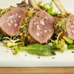 Recept: gegrilde lamskoteletten met wilde kruidensalade, vinaigrette van koolzaadolie