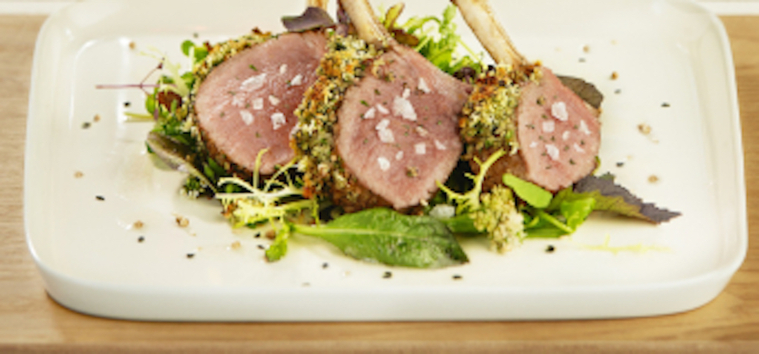 Recept: gegrilde lamskoteletten met wilde kruidensalade, vinaigrette van koolzaadolie