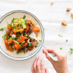 Recept: Paprikasalade met zuurdesem croutons