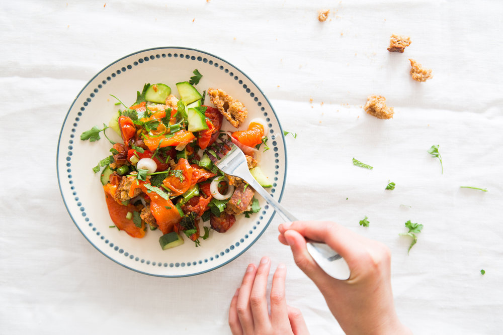Recept: Paprikasalade met zuurdesem croutons