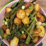 Recept: Warme aardappelsalade met erwten en groene asperges
