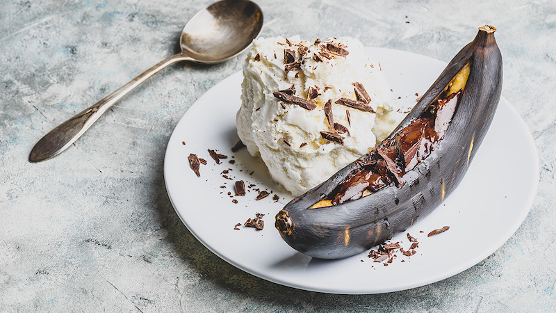Gegrilde banaan met chocolade en vanille-ijs