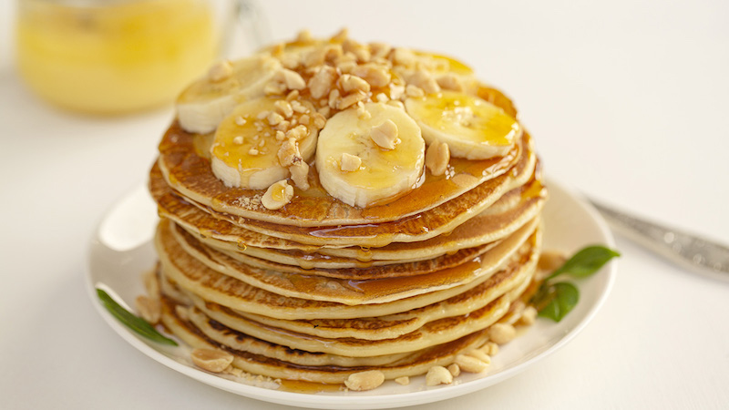Gegrilde pannenkoeken met banaan en gemalen hazelnoten