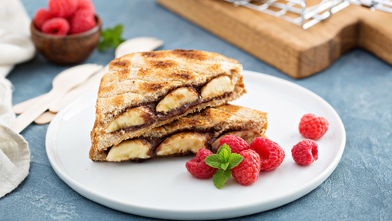 Gegrilde toast met chocolade en banaan