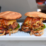 Recept: Bacon hamburger met gekarameliseerde uien