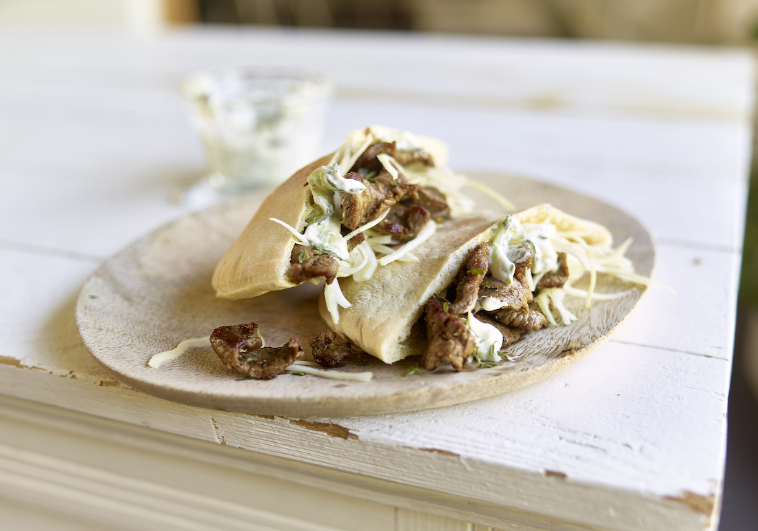 Recept: pitabrood gevuld met vlees en tzatziki