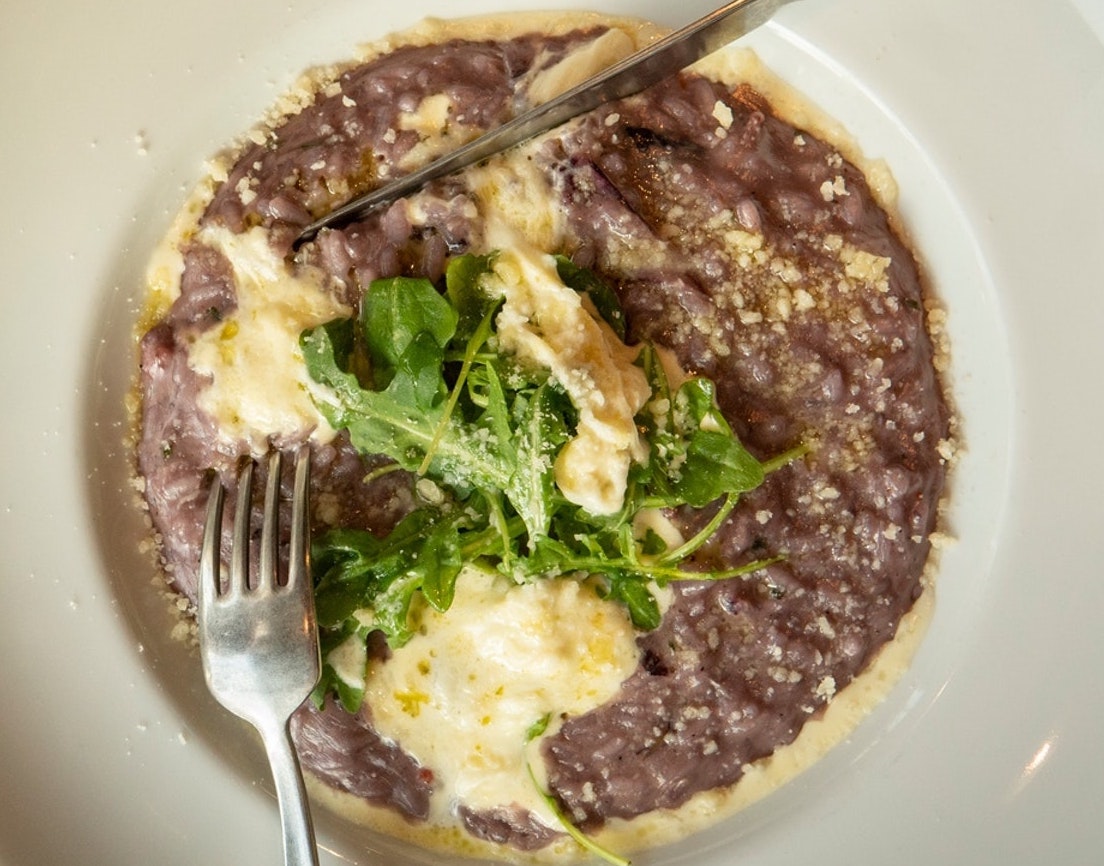 Recept: Kaasachtige risotto met rode wijn en radicchio