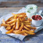 Recept: zelfgemaakt frietjes met ketchup en zure room