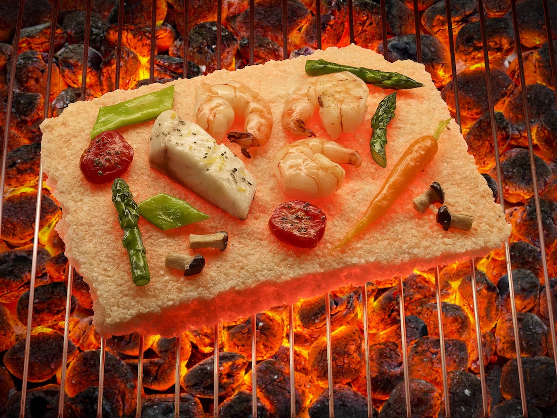 Grillen op het zoutplaat