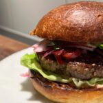 Za'atar Gekruide Lamsburger Met Harissa Yoghurt, Rode Uien En Geconserveerde Citroen