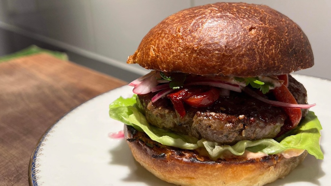 Za'atar Gekruide Lamsburger Met Harissa Yoghurt, Rode Uien En Geconserveerde Citroen