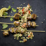 Recept: gekruide lamsspiesjes met rozijnen tabouleh