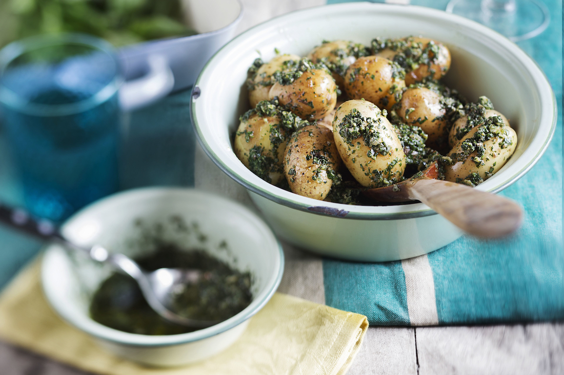 Recept: gepofte aardappelen met salsa verde