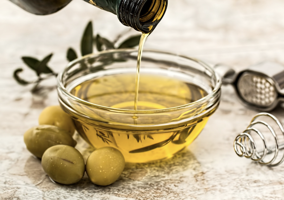 Hoe gebruik je olijfolie voor een mediterrane flair in de zomerkeuken?
