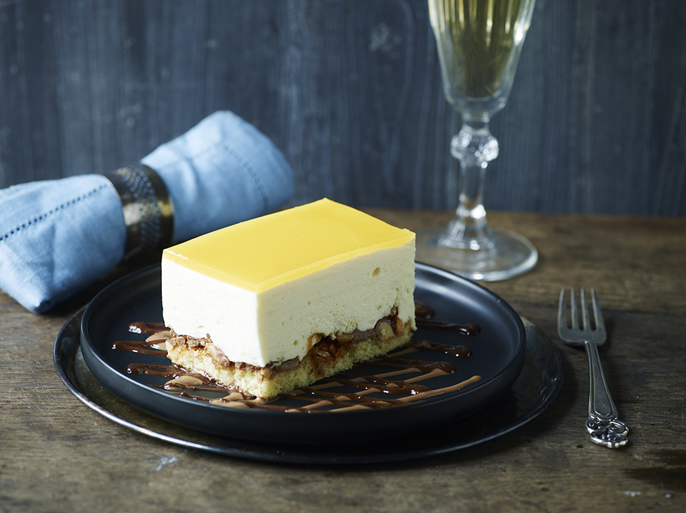 Nieuwjaarsdessert - Witte chocolademousse op een bodem van marsepein-notencrunch met sinaasappel-passiegelei