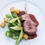 Recept: Lamskoteletjes met groene lentegroenten