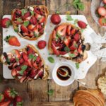Croissants met twee vullingen en aardbeien