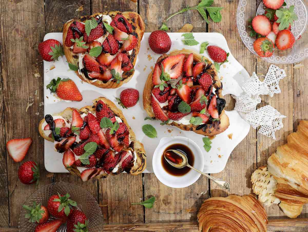 Croissants met twee vullingen en aardbeien