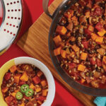 Chili van zoete aardappel en zwarte bonen