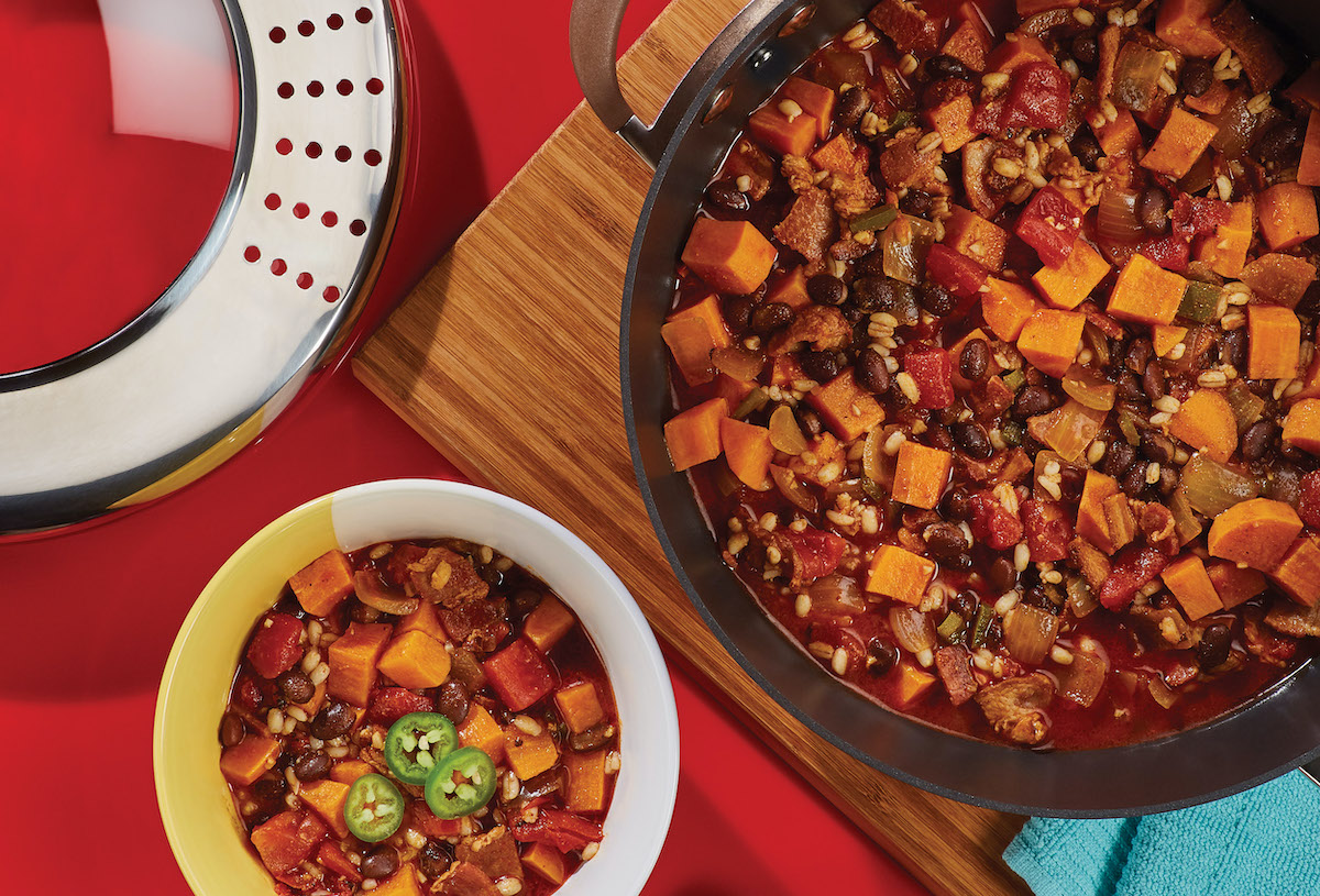 Chili van zoete aardappel en zwarte bonen