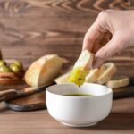 Kruidige olijven dip met brood