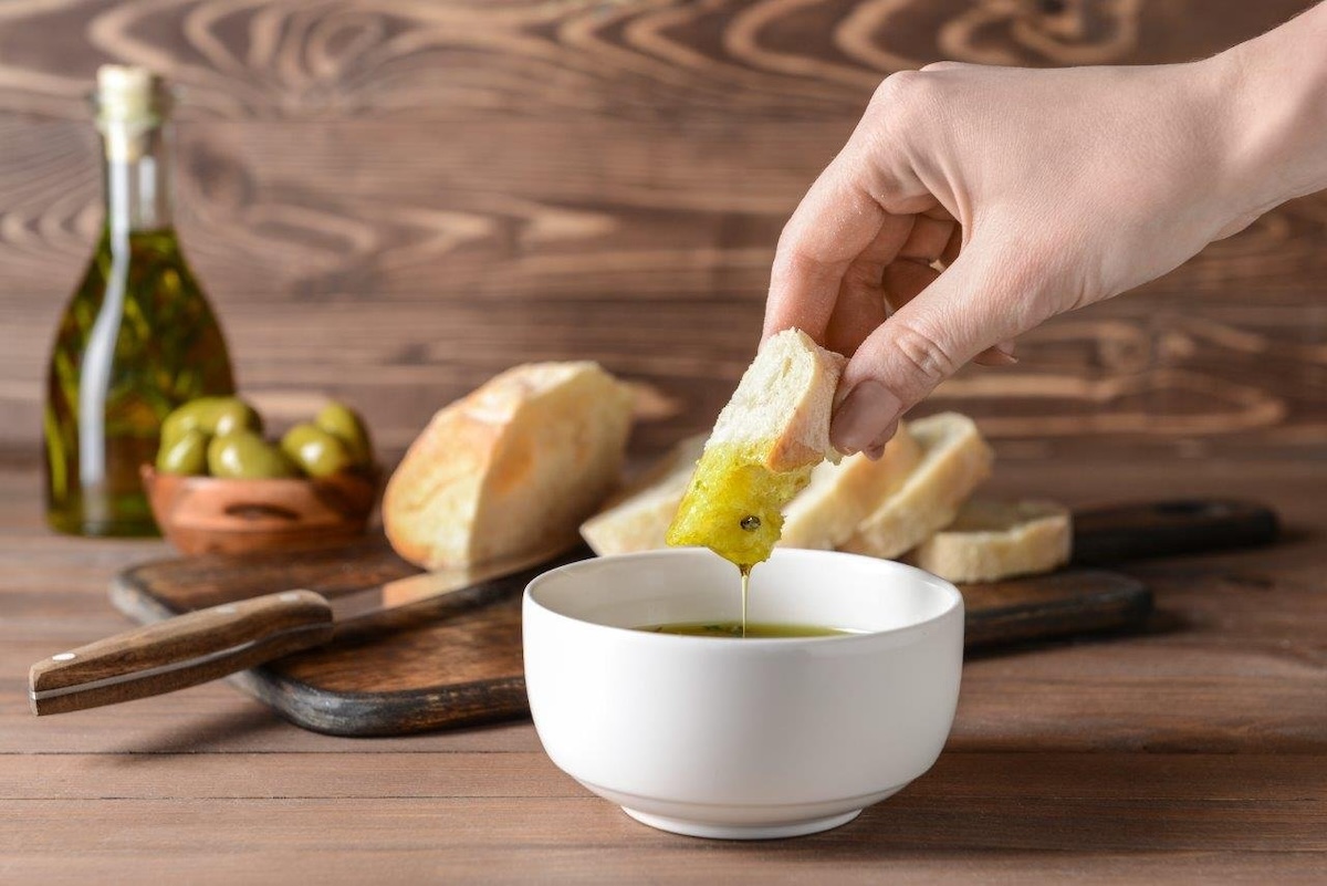 Kruidige olijven dip met brood