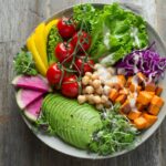 Frisse lentesalades: Met kleurrijke groenten en veel groen
