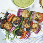 Lamsgehaktbal en vegetarische spiesjes met kruidensaus