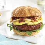 Recept: gegrilde ananas burgers met honing-knoflookbarbecuesaus