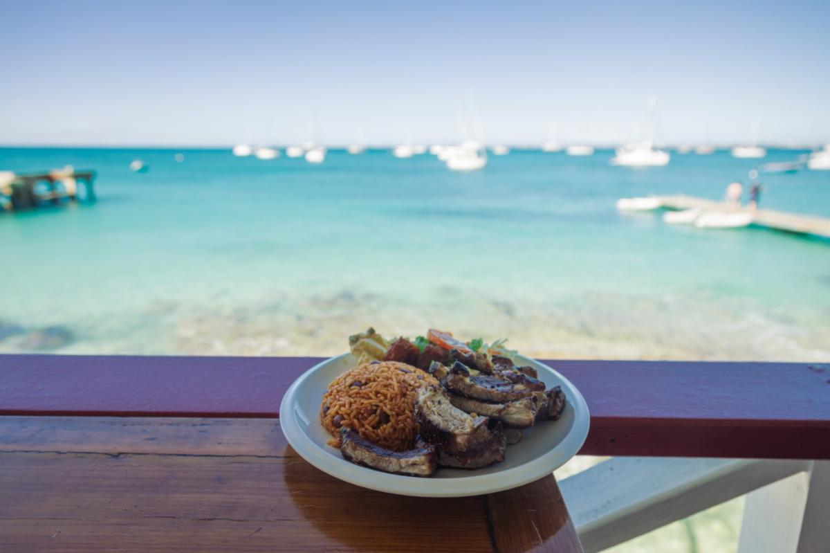 Lolos: waar geschiedenis en smaak elkaar ontmoeten in St. Maarten