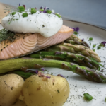 Gestoomde asperges met zalm, krieltjes en een gepocheerd ei