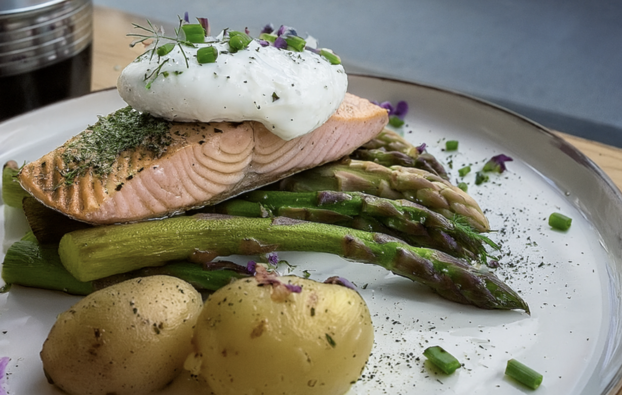 Gestoomde asperges met zalm, krieltjes en een gepocheerd ei