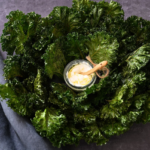 Recept: Boerenkoolchips met citroen-yoghurtdip
