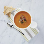 Rode paprika-kikkererwtensoep met gazpacho-relish en tortillacroutons