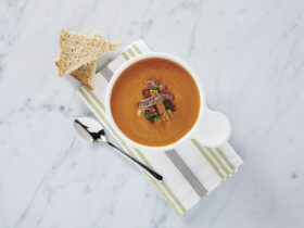 Rode paprika-kikkererwtensoep met gazpacho-relish en tortillacroutons