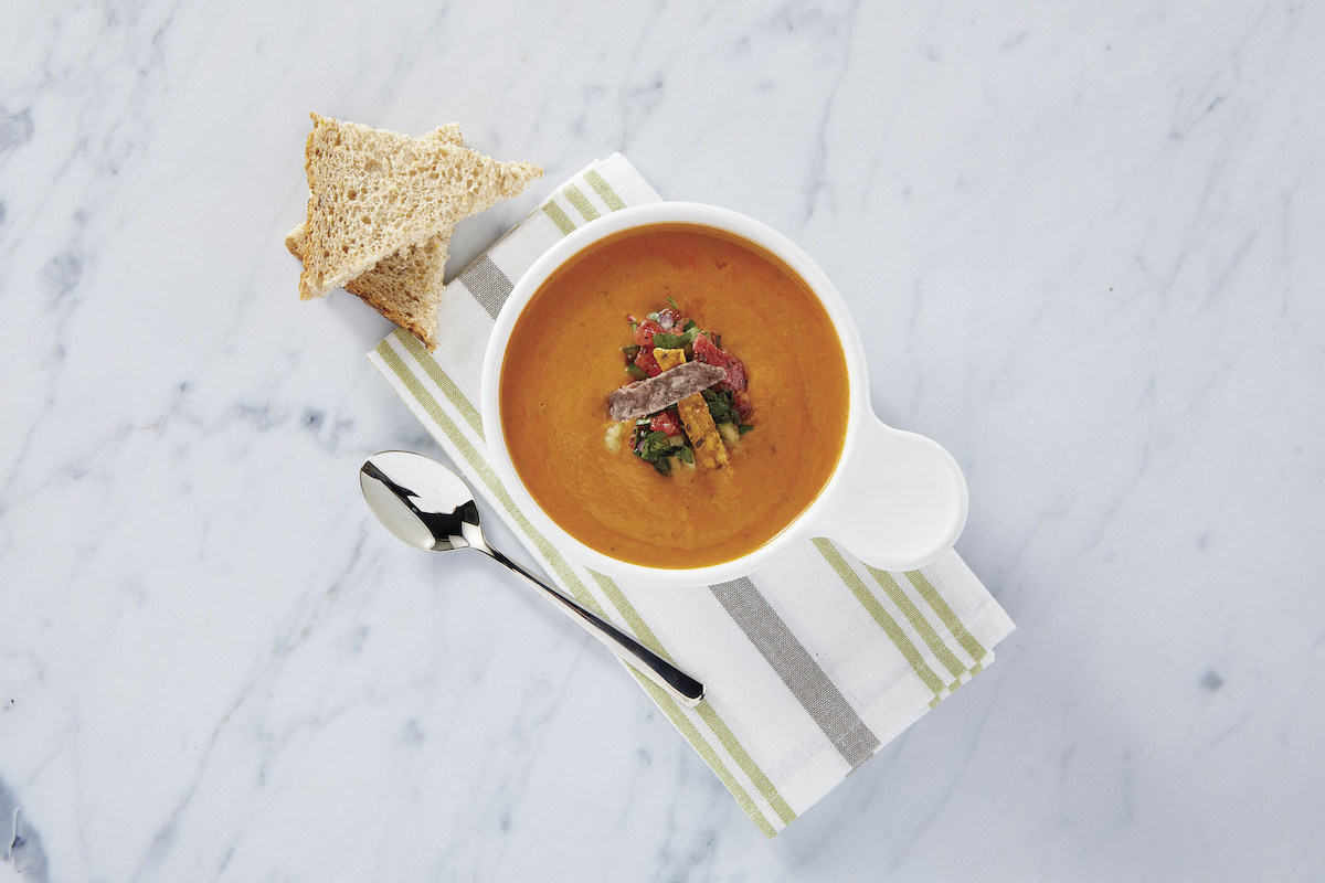 Rode paprika-kikkererwtensoep met gazpacho-relish en tortillacroutons