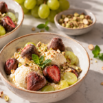 IJsdessert met druiven en bevroren fruit met chocoladelaagje